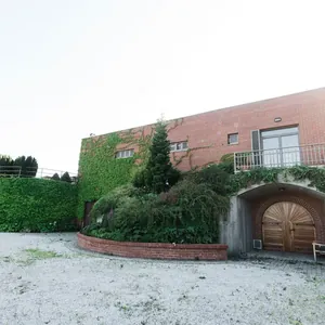 ivy-clad winery building, cellar door